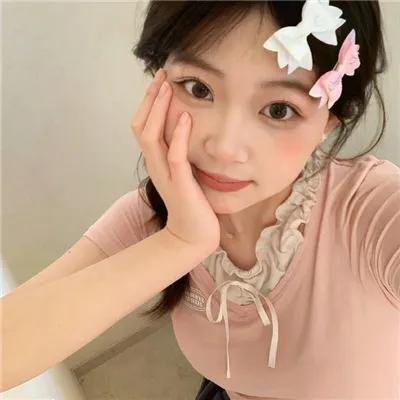 戴红头巾的女孩